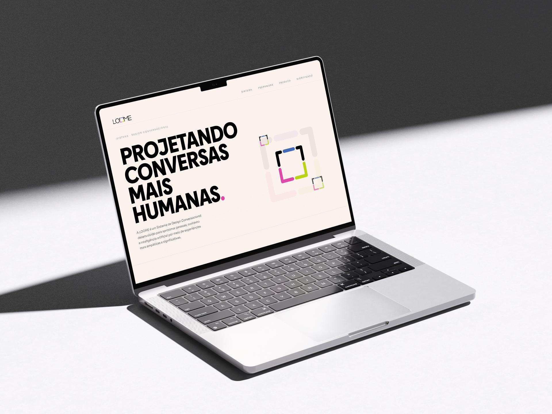 Objeto cerâmico discreto sobre superfície neutra, parte do sistema LOOME.